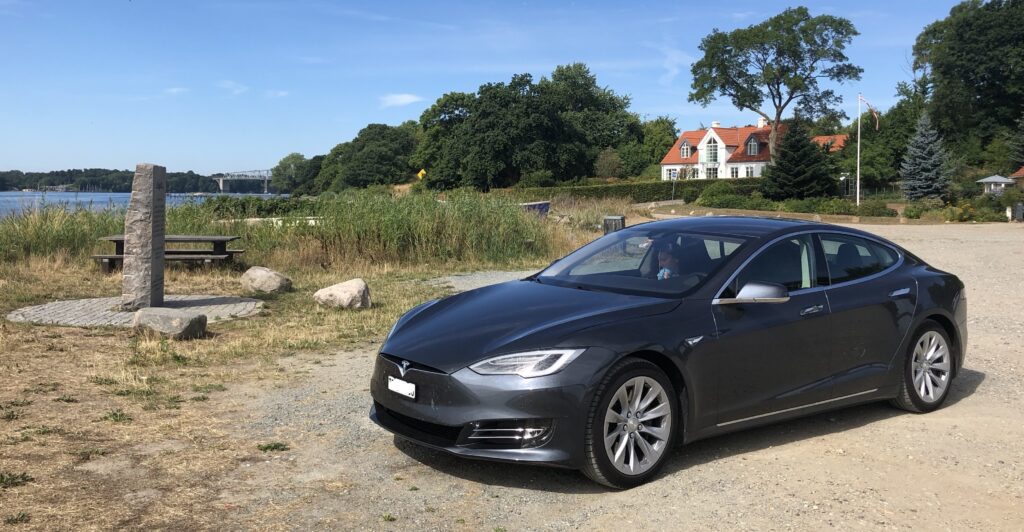 Tesla Model S 75 am Strand in Dänemark